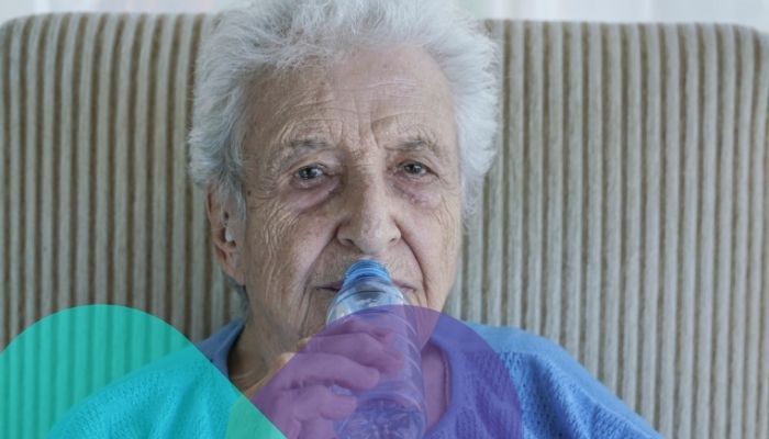 ¿Cómo prevenir la deshidratación en adultos mayores?