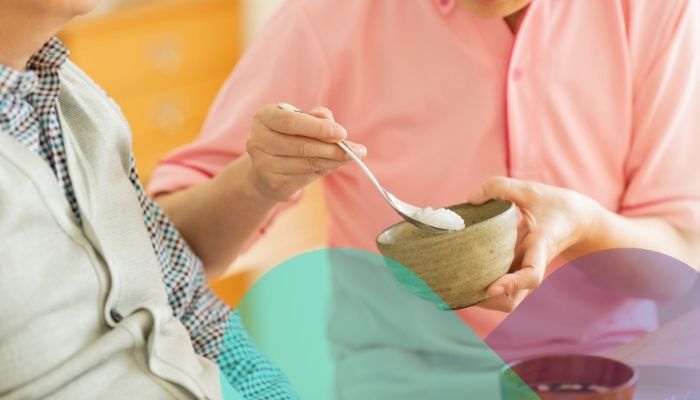 Qué hacer ante trastornos de deglución en adultos mayores